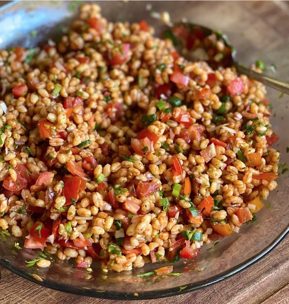 salmon sin piel al pesto con ensalada con trigo pelado (Kisir)